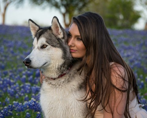 Mujer y husky